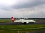 Ein Airbus A 321-200 der Turkish Airlines rollt in Richtung ... Ein Airbus A 321-200 der Turkish Airlines rollt in Richtung ...