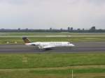 Ein CRJ 200 der Lufthansa Regional rollt am 12.07.2007 zur ... Ein CRJ 200 der Lufthansa Regional rollt am 12.07.2007 zur ...