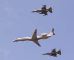 Zwei F-16 der belgischen Luftwaffe eskortieren eine Embraer 145 �ber ...
