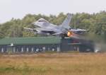 Mit ordentlich Dampf macht sich diese belgische F-16 auf den ... Mit ordentlich Dampf macht sich diese belgische F-16 auf den ...