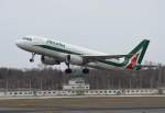 Alitalia A 320-216 EI-DTJ beim Start in Berlin-Tegel am 27.02.2010 ...