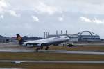 Nach einem aufenthalt bei Lufthansa Technik verl�sst der Airbus A340-300 ...