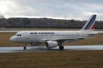 Der Airbus A319 F-GRXL der Air France rollt in Hamburg ...