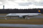 Der Airbus A321-100 D-AIRA Finkenwerder verl�sst die Runway des Airports ...