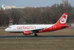 Air Berlin A 319-112 D-ABGJ nach der Landung in Berlin-Tegel ...
