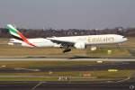 Emirates 777-300 A6-EBE bei der Landung in D�sseldorf am 9.3.2010. ...