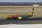 dusseldorf-dus Der zweite Haribo-Goldb�ren-Flieger der Tuifly, die D-ATUD, ist in goldfarbenen Lack unterwegs. (9.3.2010, D�sseldorf)