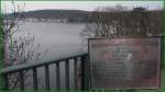 Sonstiges Blick von der St�ssensee Br�cke auf den St�ssensee. Die Br�cke an der Bezirksgrenze von Berlin-Charlottenburg und Berlin-Spandau gelegen, �berspannt hier, im Zuge der Heerstra�e, einen Seitenarm der Havel. Am s�dlichen Br�ckengel�nder befindet sich eine Gedenktafel. (Die Tafel ist bei gro�er Aufl�sung in der Satelliten Darstellung als dunkler Fleck am Br�ckengel�nder gut zu erkennen.) Die Inschrift lautet: AM 6.APRIL 1966 STEUERTEN DIE SOWJETISCHEN PILOTEN HAUPTMANN BORIS WLADIMIROWITSCH KAPUSTIN UND OBERLEUTNANT JURI NICOLAJEWITSCH JANOW IHR DEFEKTES KAMPFFLUGZEUG IN DEN ST�SSENSEE UND VERLOREN DABEI IHR LEBEN. DURCH IHREN SELBSTLOSEN EINSATZ VERMIEDEN SIE EINE UNABSEHBARE KATASTROPHE IM NAHEN WOHNGEBIET. DIESE TAFEL GILT DEM GEDENKEN AN DAS OPFER DER SOWJETISCHEN SOLDATEN ALS EIN ZEICHEN DER MENSCHLICHKEIT IN ZEITEN DES 'KALTEN KRIEGES'. Foto:24.03.2010