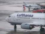 Lufthansa, B737-330, D-ABXR auf dem Hamburger flughafen. Aufgenommen am 27.03.10. ...