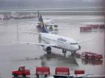 Lufthansa, B737-330, D-ABEF auf dem Hamburger Flughafen. AUfgenommen am 27.03.10. ...
