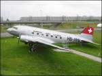 Douglas Aircraft Company Beim Besucherzentrum des Flughafens in M�nchen ist eine DC 3 in den Farben der Swiss Air Lines ausgestellt. (Juli 2004)