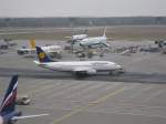Die Hof in Frankfurt. Es ist eine Boeing 737-300 der ... Die Hof in Frankfurt. Es ist eine Boeing 737-300 der ...