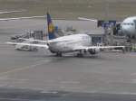 Lufthansa-Boeing 737-300 (D-ABXY)auf dem westlichen Frankfurter Flughafenvorfeld am 06.02.2010  ...