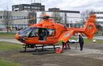 EC 135T-2, D-HZSO, Luftrettung (Innenministerium - Bundespolizei), verl�dt Kranken zur ...