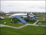 Lockheed Beim Besucherzentrum des Flughafens in M�nchen ist eine Lockheed Super-Constellation in den Farben der Lufthansa ausgestellt. Allerdings handelt es sich dabei um eine Maschine, die einst der Air France geh�rt hat (Juli 2004).