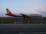 Air Berlin A 321-211 D-ALSC am fr�hen Morgen des 02.04.2010 ...