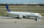 757 Continental Airlines B 757-224 N58101 beim Pushback auf dem Flughafen Berlin-Tegel am 02.04.2010