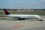 Delta Airlines B 767-332(ER) N1200K beim Puschback auf dem Flughafen ...