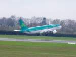 A320 Aer Lingus, Airbus A320-214, EI-CVB beim start am Hamburger Flughafen. AUfgenommen am 11.04.10.
