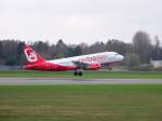 Air Berlin, A320-211, D-ABGS beim Start am Hamburger Flugahfen. Aufgenommen ...