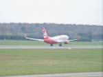 Air Berlin, B737-76N, D-ABBT beim Satrt am Hamburger Flugahefn. AUfgenommen ...