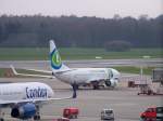 hamburg-ham Transavia, B737-8K2, PH-HZL und im Vordergrund noch eine Condor, 757 auf dem Hamburger Flugahfen. Aufgenommen am 11.04.10.