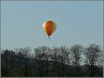 heisluftballone Da am 17.04.10 keine Flugzeuge am Himmel zu sehen waren, fiel der Hei�luftballon LX-BAR besonders auf. Schieren 17.04.10.