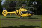EC 135 Christoph 8 wartet auf R�ckkehr des Notarztes, dessen Hilfe in der Stadt ben�tigt wurde.  Wanne-Eickel 12.08.2007