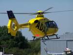 EC 135 Christoph 20 (Bayreuth) des ADAC bei der Landung auf dem Flugplatz Bayreuth.
Aufgenommen am 5.8.2007.