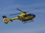 EC 135 Christoph 20 (Bayreuth) des ADAC beim Anflug auf den Flugplatz Bayreuth.
Aufgenommen am 5.8.2007.