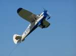 Putzer Elster P�tzer Elster 'D-EDWA' im steilen Steigflug. Der Pilot hat kurz zuvor ein Banner auf dem Boden aufgenommen und versucht nun, rasch an H�he zu gewinnen.
Aufgenommen beim Bayreuther Flugtag am 5.8.2007.