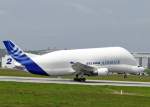 the-super-transporter-beluga Touch-down. Mit dem speziellen Transportflugzeug Beluga A300-600ST werden einzelne Sektionen von anderen   europ�ischen Werken herangeschafft. In Hamburg landen diese 'Flieger' mehmals am Tage. 