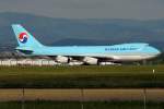 747 Korean Air Cargo, HL7439, Boeing 747-4B5F/ER/SCD. Nach der Bilderbuchlandung rollt der Jumbo zum Hangar. 23.5.2010