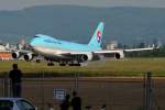 747 Korean Air Cargo, HL7439, Boeing 747-4B5F/ER/SCD. Der Jumbo landet im sp�ten Nachmittagslicht am EuroAirport auf der Bahn 34. Spotter mit Leitern sind nat�rlich auch immer mit dabei. Sonntag, 23.5.2010.