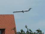 md-81-82 Nein, der Flieger ist nicht am Blitzableiter des Hauses h�ngengeblieben, Perspektive und Ausl�semoment lassen dies nur so erscheinen. - MCDONNELL Dougles 82 (MD82) der Bulgarian Air Charter als Flug BUC1105 aus Varna beim Landeanflug auf Dresden-Klotzsche; 06.08.2007
