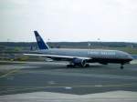 frankfurt-am-main-fra Diese Boeing 777-200ER der United Airlines rollt am 27. Mai 2004 in Frankfurt am Main zur Startbahn.