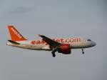 easyJet Airbus A319-111 kurz vor Sonnenuntergang im Landeanflug auf ...