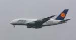 A380 Noch wenige Sekunden bis zur ersten Landung eines A380 am Blue Danube Airport Linz am 02. Juni 2010. Trotz des schlechten Wetters waren zahlreiche Menschen auf den Beinen, um bei diesem - wahrscheinlich einmaligen - Ereignis dabei gewesen zu sein.  