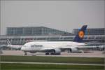 Lufthansa Nach zwei Stunden Aufenthalt rollt die A380 zu ihrer Startposition. Sie wird wohl ein seltener Gast in Stuttgart bleiben, nur ab und zu nach hier ausweichen, wenn in Frankfurt nicht gelandet werden kann. 02.06.2010 (Matthias)
