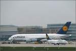 Lufthansa Gr��envergleich II: Recht klein wirkt die Boing 737 neben der A380. 02.06.2010 (Jonas)