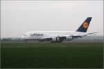 Lufthansa Die A380 bremst mit eingeschaltener Schubumkehr auf der Landebahn ab. 02.06.2010 (Matthias)