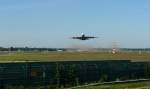 berlin-tegel-txl Nicht nur die Staubentwicklung (pr�chtiges Fr�hsommer-Wetter in Berlin)beim Start des Airbus A380-800 war beindruckend, auch der kr�ftige Gegenwind, er dr�ckte die Nase des Riesenvogels leicht nach links von der Idealen Richtung 08 Grad weg. Foto:03.06.2010  