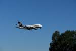 berlin-tegel-txl Kam heute zu einem Kurzbesuch nach Berlin-Tegel. Der Lufthansa Airbus A380-800 (D-AIMA) mit dem Namen 'Frankfurt am Main'. Es war von Vorteil das die Maschine ca.30 Minuten sp�ter als der angek�ndigte Termin in Berlin eintraf. Bis 15 Minuten vor der geplanten Landung um 08:05 Uhr sah die Welt f�r hunderte Fans des Riesenvogels auf dem beliebten Parkdeck eines gro�en Einkaufszentrum, genau in der Verl�ngerung der Bahnen 26L und 26R, noch pr�chtig aus. Dann der Schock: Anfliegende Maschinen meldeten leichten R�ckenwind! Die Flugleitung reagierte promt mit der �nderung der Anflugrichtung auf 08L und 08R. Ein Desaster! Dann machte eine Aussage des Tower die Runde, dass die Maschine 30 Minuten Versp�tung hat. Es war kein leichtes Unterfangen im fr�hmorgentlichen Berufsverkehr den Standort zu wechseln. Den optimalen Fotopunkt f�r den Anflug auf 08L oder 08R habe ich nicht mehr geschafft. Es entstand aber doch noch ein recht passabler Schuss auf das j�ngste Kind der Lufthansa von einer Br�cke im Spandauer Ortsteil Gartenfeld. Foto:03.06.2010  