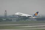 Lufthansa Der A380 der Lufthansa (D-AIMA) kurz nach dem Durchstarten auf der Startbahn Nord auf dem Flughafen Leipzig/Halle. Fotografiert am 01.06.2010. 