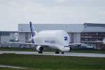 the-super-transporter-beluga Airbus A300-600ST Beluga (Nr.2) rollt in Hamburg Finkenwerder zum Start.