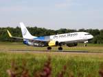 Tuifly Reg.: D-AHFB Hersteller: BOEING Typ: 737-8K5/W Serien Nr.: 27982 Baujahr: 1997 Erstflug: 15.08.1997 fliegt in der Sonderlackierung von VW der neue Sharan als Sharan Air aufgenommen am 05.06.2010 auf dem EuroAirport Basel-M�hlhausen-Freiburg