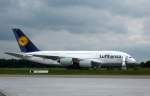 karlsruhe-baden-baden-fkb Nachdem der erste Lufthansa-Airbus A380-800 den 1. Teil seines Flugtrainings abgeleistet hatte, machten die 33 Piloten f�r eine Stunde Pause. Dann stand der Mega-Liner hier auf einer Abstellfl�che am Ende der Runway des Baden-Airparks (31. Mai 2010)
