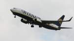 Eine Ryanair-Boeing 737-800 hebt in Karlsruhe/Baden-Baden am 31. Mai 2010 ...