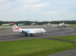 dusseldorf-dus Ganz sch�n Stau,aber das alles ist nur weil die Landebahn saniert wird.Deshalb m�ssen die Flugzeuge aller auf einer Bahn starten und landen.
