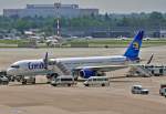 Boeing 757-300 der Condor, D-ABOF, umringt von Vorfeld- und Versorgungsfahrzeugen, ...